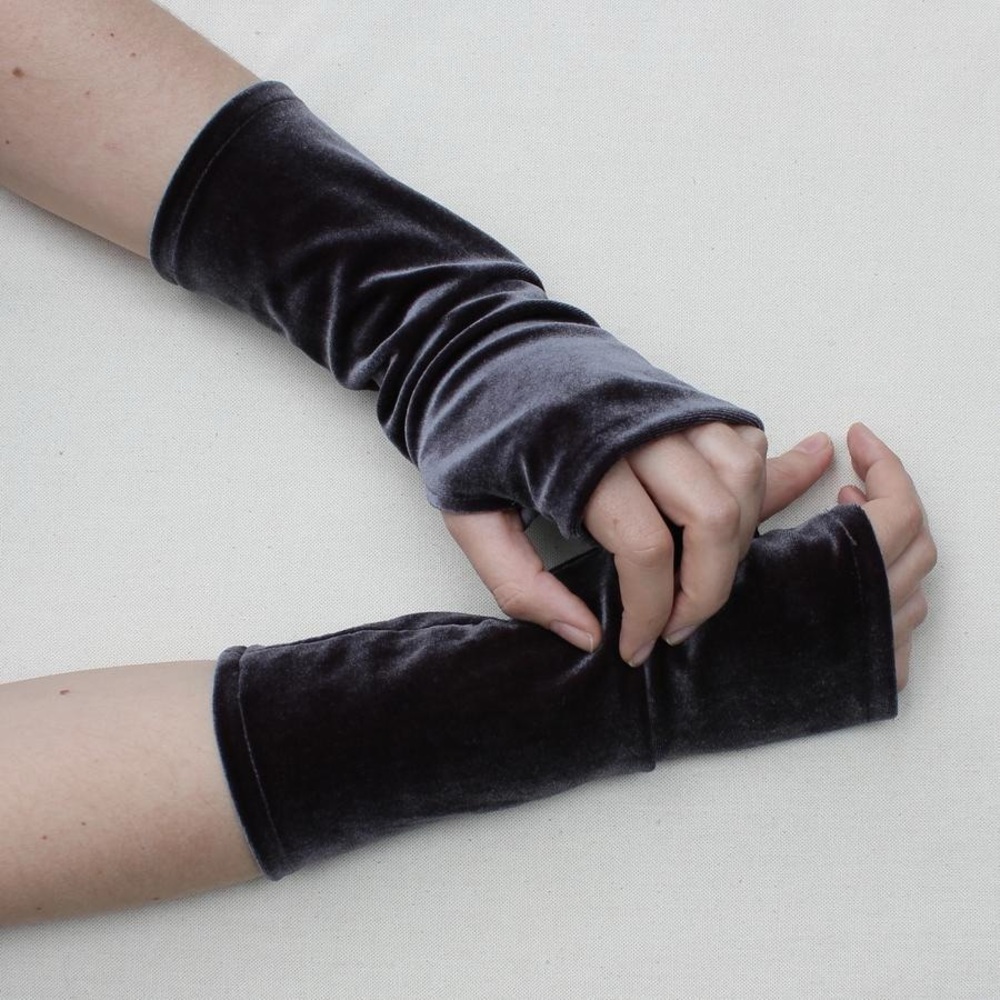 Luxurious Velvet Fingerless Gloves in grat